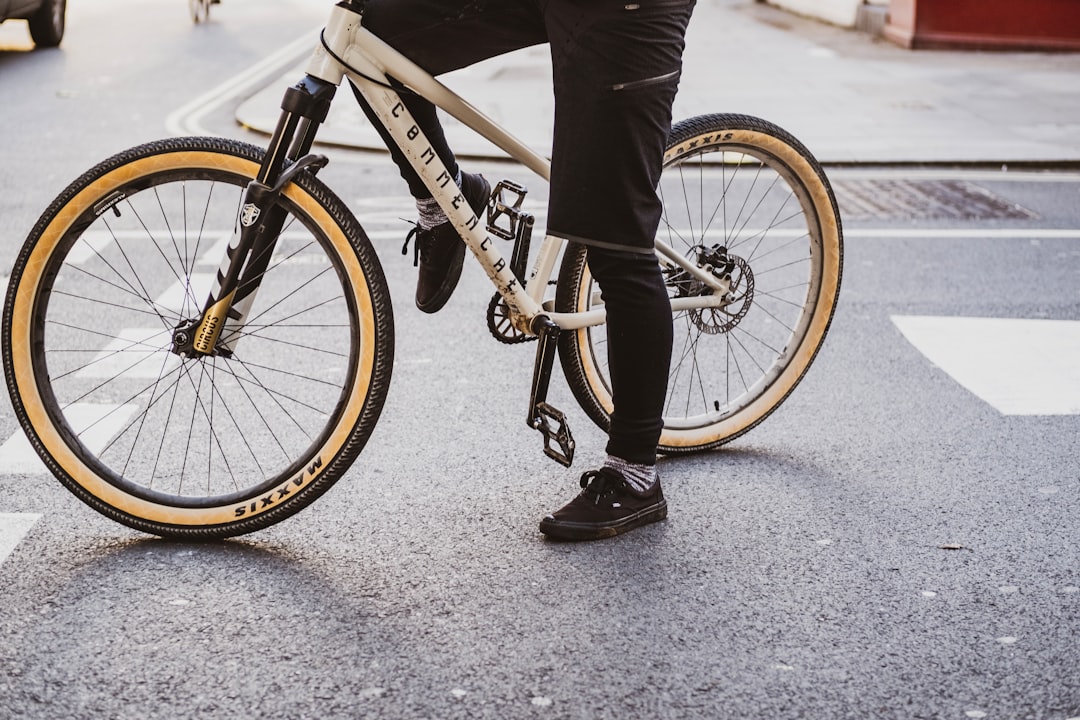 自転車の空気入れ、手動はもう古い。電動ミニポンプが最強すぎた件
