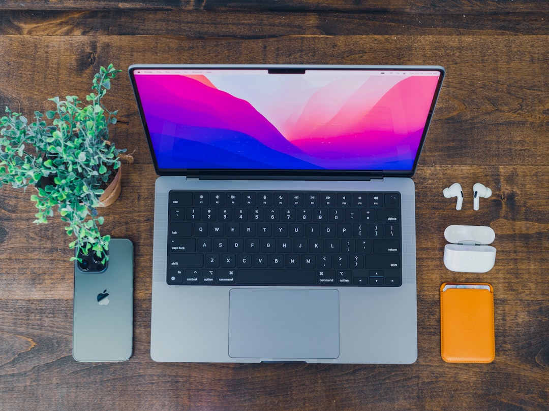 MacBook入るのに自立する本革バッグ、デザイナーが使ってみた正直な感想